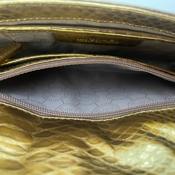 Michael Kors Gold Hand Bag
Magnetic Snap
Detachable Strap - Picture 13 of 14